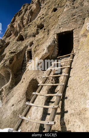 Leiter an Cliff dwelling, Frijoles Canyon, Bandelier National Monument, in der Nähe von Los Alamos, New Mexico USA Stockfoto