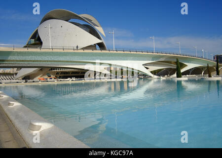 Außenansicht des Palau de Les Arts Gebäude und Hemisferic bei einem sonnigen Wintertag. Valencia, Spanien. Calatrava-Bereich. Stockfoto