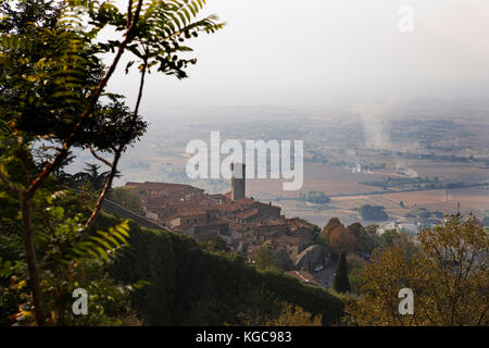 Cortona, Arezzo, Toskana, Italien von der Porta Montanina, mit der misty Valdichiana über Stockfoto