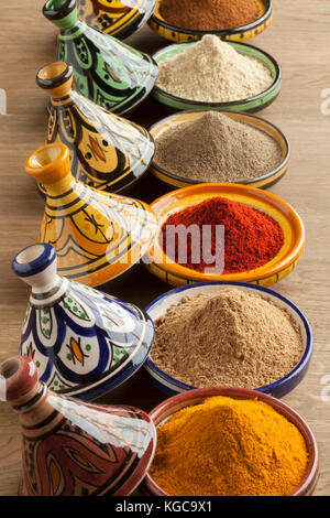 Vielfalt der marokkanischen Pulver Kräuter in farbenfrohe Keramik Tajine Stockfoto
