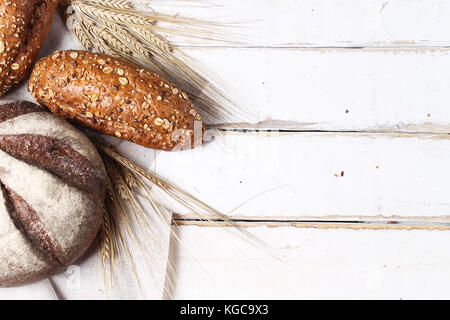 Frisch gebackenes Brot mit Ähren. Wheat gelb. Frühstück Stockfoto