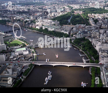 Eine Luftaufnahme von London über die Themse, die Houses of Parliament, Big Ben, das London Eye, die Charing Cross Station, Hungerford Eisenbahn Brid Stockfoto