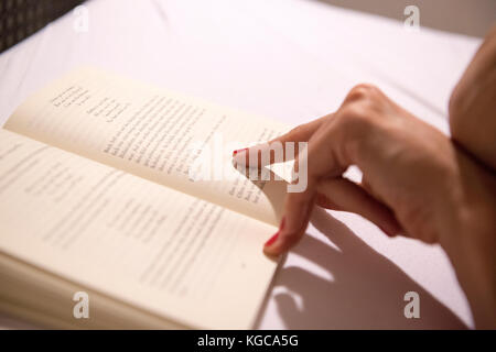 eine Frau liest ein Buch Stockfoto