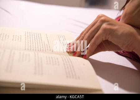 eine Frau liest ein Buch Stockfoto