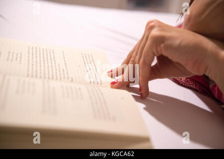 eine Frau liest ein Buch Stockfoto