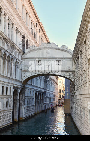 Die Seufzerbrücke (Ponte dei Sospiri) in Venedig, Italien, anschließen Der dogenpalast mit der neuen Gefängnis. Stockfoto