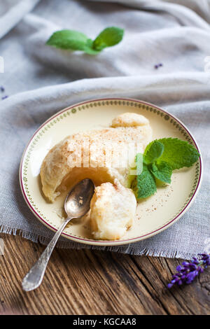 Essen - Birnen gebraten in französischer Sprache Couscous. Rezept. Essen, Kochen und Backen. Einfache, pyszky und schnell Dessert. Stockfoto