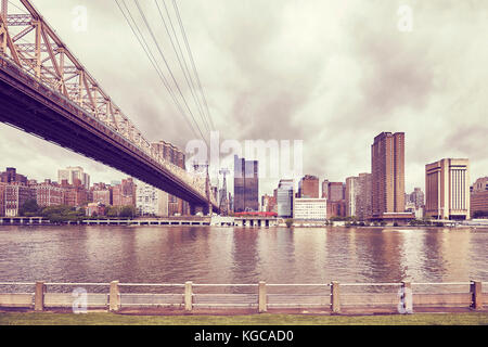 Retro getönten Queensboro Bridge und Manhattan von Roosevelt Island gesehen, New York, USA. Stockfoto