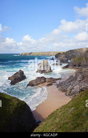 Bedruthan Steps, einem robusten Küstenstreifen in Cornwall, England, Großbritannien. Stockfoto