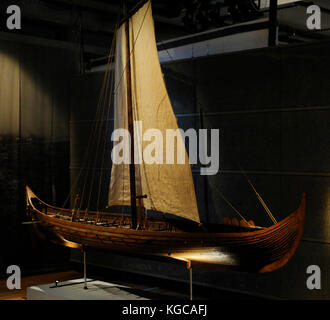 Modell auf einem See Boot von gokstad, Norwegen, vom 895. Leinen Segel und Hanf vor. Maßstab 1:6. Von Knut gransaether, 1994-1995. historischen Museum. Stockholm Schweden Stockfoto