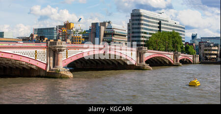 Blackfriars Bridge, London, England, und überqueren Sie die Themse Stockfoto