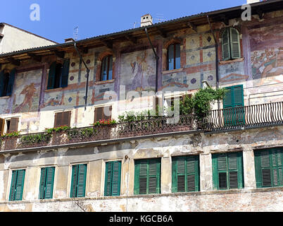 Verona Venetien Italien. Fassade der Fall Mazzanti. Die bemalte Palast, blicken Sie auf die Piazza delle Erbe. Die Häuser wurden im Mittelalter gebaut Der definiti Stockfoto