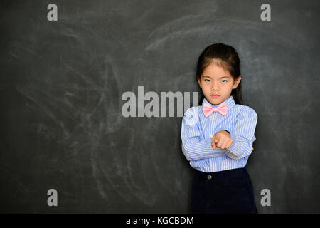 Unglücklich ernst Mädchen junge Lehrer tadelt Kursteilnehmer während Class Zimmer und stand vor der Tafel zeigt jemand schimpfen. Stockfoto