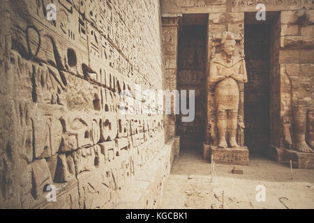 Tempel von Medinet Habu, zu Ramses III. eingeweiht - Unesco Weltkulturerbe, Luxor, Ägypten Stockfoto