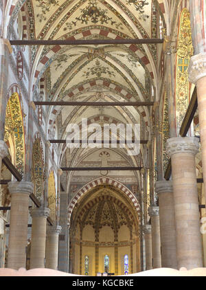 Verona Venetien Italien. Kirche Santa Anastasia. Die Bauarbeiten begannen im Jahre 1290 im gotischen Stil und nie fertig. Die Kirche wurde im Jahr 1471 geweiht Stockfoto