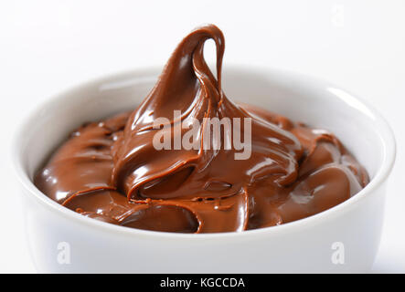 Schüssel mit Haselnuss Butter auf weißem Hintergrund - Detail Stockfoto
