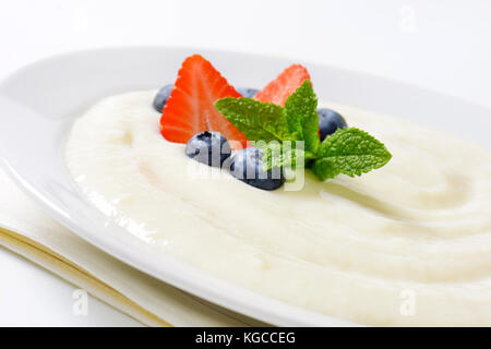 Platte von griess Pudding mit frischen Früchten - aus der Nähe Stockfoto
