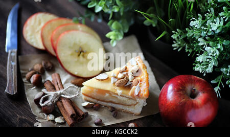 Torte mit Zimt und Äpfeln auf einem Holztisch. frisches Gebäck wit Stockfoto