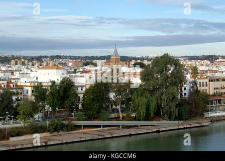 Blick auf den Fluss Guadalquivir der Stadtteil Triana von der Torre del Oro, Sevilla, Spanien Stockfoto