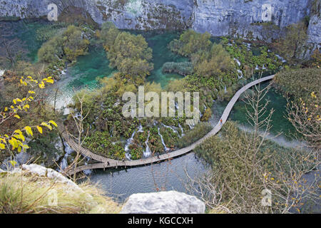 Herbst Blick auf den wunderschönen Wasserfälle im Nationalpark Plitvicer Seen, Kroatien Stockfoto