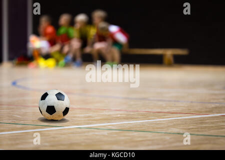 Fußball Futsal Ball und Jugend Team. Indoor Soccer Sport Halle. Kinder Indoor Soccer Team. Sport Futsal Hintergrund. Indoor Soccer Winter Liga für Stockfoto