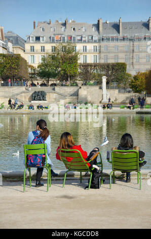 Paris, Frankreich. Jardin des Tuileries. Herbst - Menschen entspannen rund um das Bassin achteckig (Teich) Stockfoto