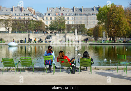 Paris, Frankreich. Jardin des Tuileries. Herbst - Menschen entspannen rund um das Bassin achteckig (Teich) Stockfoto