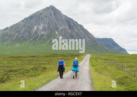 West Highland Way Wanderer zu Fuß in Richtung Buachaille Etive Mor, Glen Coe, Schottland, Großbritannien Stockfoto