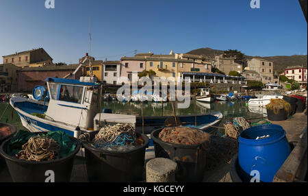 Korsika: Fish Nets und Fischerboote in centuri Port, die kleine Hafenstadt am Cap Corse Halbinsel, auf der westlichen Seite des Cap Corse Stockfoto