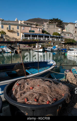 Korsika: Fish Nets und Fischerboote in centuri Port, die kleine Hafenstadt am Cap Corse Halbinsel, auf der westlichen Seite des Cap Corse Stockfoto