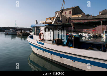 Korsika: Skyline und Fischerboote in centuri Port, die kleine Hafenstadt am Cap Corse Halbinsel, auf der westlichen Seite des Cap Corse Stockfoto