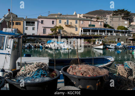 Korsika: Fish Nets und Fischerboote in centuri Port, die kleine Hafenstadt am Cap Corse Halbinsel, auf der westlichen Seite des Cap Corse Stockfoto