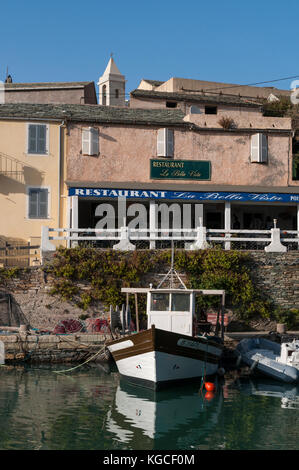 Korsika: Skyline und Fischerboote in centuri Port, die kleine Hafenstadt am Cap Corse Halbinsel, auf der westlichen Seite des Cap Corse Stockfoto