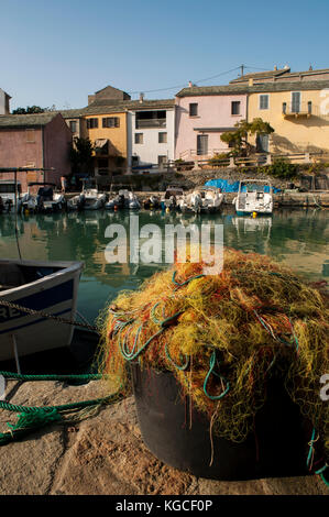 Korsika: Fish Nets und Fischerboote in centuri Port, die kleine Hafenstadt am Cap Corse Halbinsel, auf der westlichen Seite des Cap Corse Stockfoto