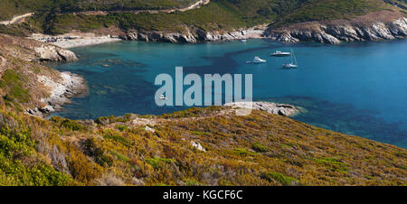 Korsika: Panoramablick von Anse d'Aliso (Plage d'alisu), eines der am weitesten entfernten Strände von der westlichen Seite des Cap Corse, berühmt für die wilden Landschaften Stockfoto