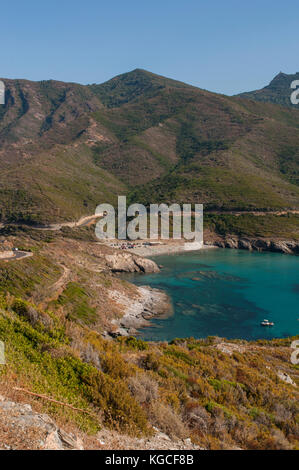 Korsika: Panoramablick von Anse d'Aliso (Plage d'alisu), eines der am weitesten entfernten Strände von der westlichen Seite des Cap Corse, berühmt für die wilden Landschaften Stockfoto