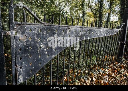 Mittelalterlichen Stil alten gusseisernen Tor. Stockfoto