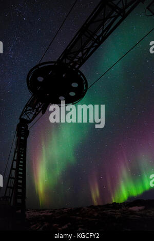 Wirbelnde Beleuchtung über dem arktischen Winter Night Sky Stockfoto