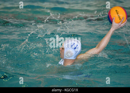 Orenburg, Russland - Mai 4, 2017 Jahre: die Jungen spielen im Wasserball in der Stadt Wasser Polo turnier Stockfoto