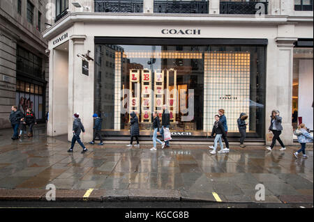 New York Design House Coach Global Concept Store Coach House An einem nassen Herbstmorgen in der Regent Street in London Stockfoto