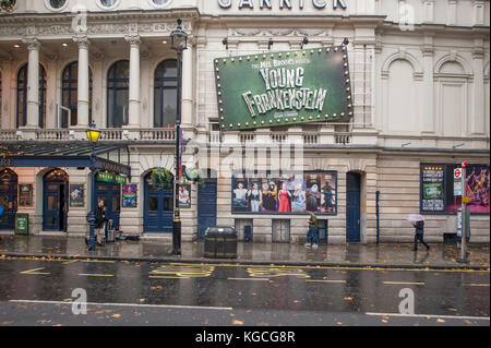 Junges Frankenstein-Poster vor dem Garrick Theater, Charing Cross Road, London, Großbritannien Stockfoto