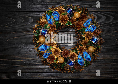 Adventskranz auf hölzernen Hintergrund Stockfoto