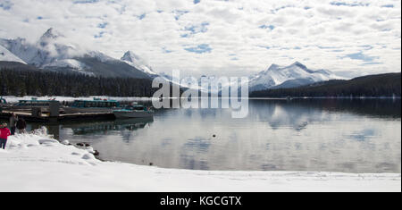 Reflexionen, Schnee & Berge - Maligne Lake im Jasper National Park, Alberta, Kanada Stockfoto