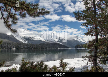 Reflexionen, Schnee & Berge - Maligne Lake im Jasper National Park, Alberta, Kanada Stockfoto