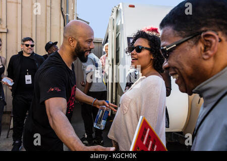 Hip Hop Künstler gemeinsame Gespräche Hancock backstage am 60. Monterey Jazz Festival zu Herbie, Kalifornien Stockfoto