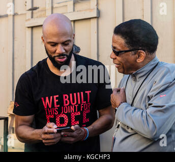 Hip Hop Künstler gemeinsame Gespräche Hancock backstage am 60. Monterey Jazz Festival zu Herbie, Kalifornien Stockfoto