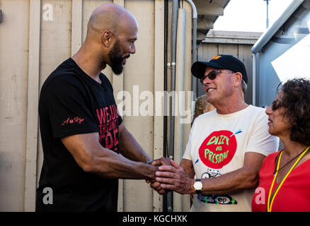 Hip Hop Künstler gemeinsame Backstage mit Tim Jackson auf der 60 Monterey Jazz Festival, Kalifornien Stockfoto