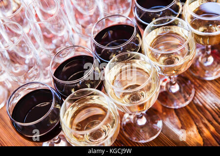 Brille mit roten und weißen Wein auf Tisch Stockfoto
