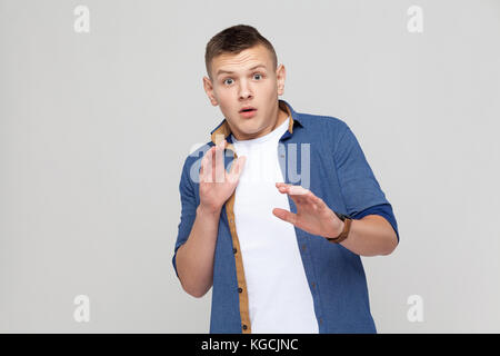 Angst Konzept. Junge geöffneten Mund und großen Augen haben. indoor Schuß Stockfoto