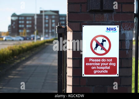 Bitte nicht üben Ihren Hund auf NHS Krankenhaus Gründen Zeichen Stockfoto